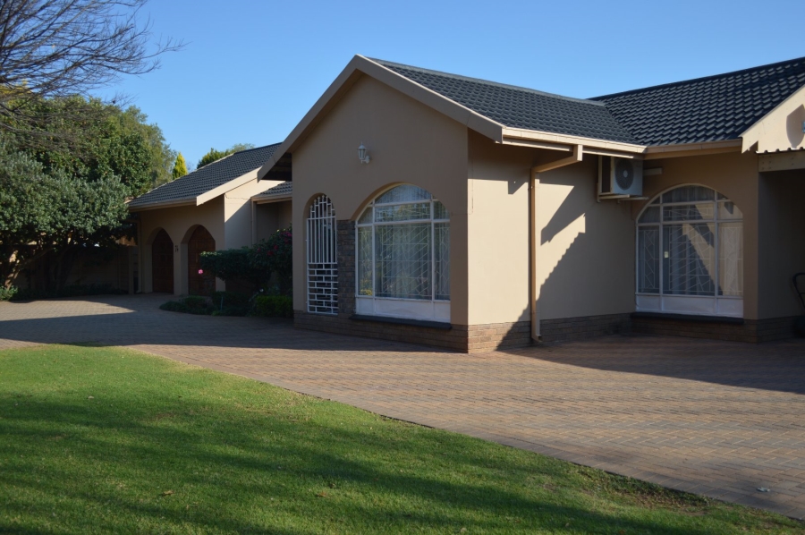 6 Bedroom Property for Sale in Flamwood North West
